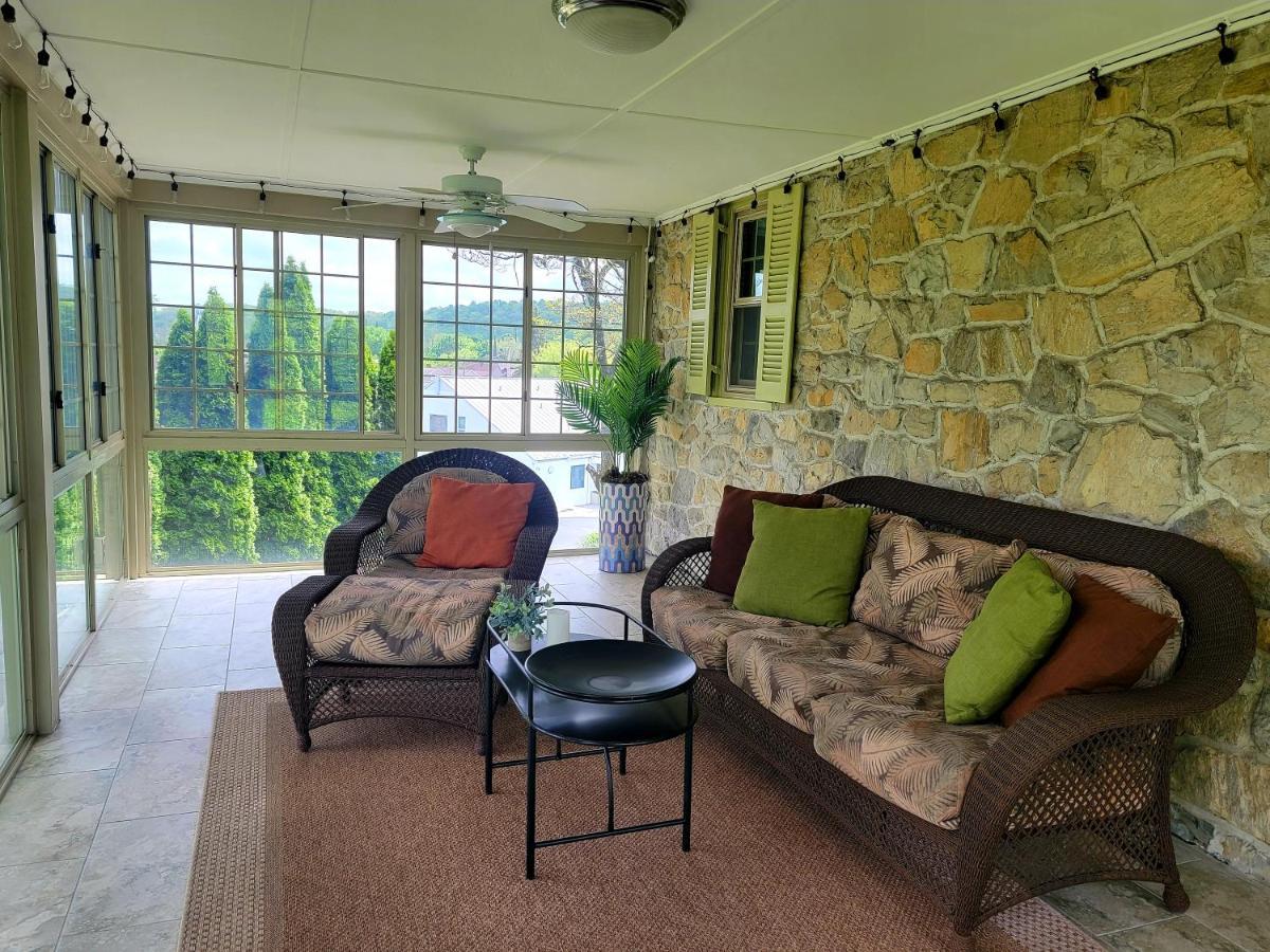 Downingtown Manor - 1900S Farmhouse With Creek Views Екстер'єр фото